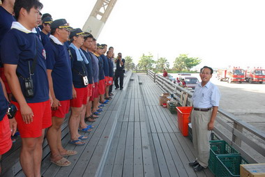 曹啟鴻感謝慰勞莫拉克風災救災人員(圖)