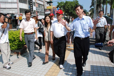 劉政鴻會勘苗栗地方法院人行道(圖)