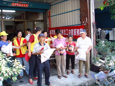 集集警察志工發放白米予低收入戶(圖)