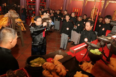 大成至聖先師孔子2559週年釋奠典禮(圖)