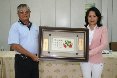 鄺麗貞前往頒贈縱谷三鄉鎮農會理事長匾額(圖)