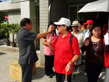 張通榮感謝民眾參與淨山活動(圖)