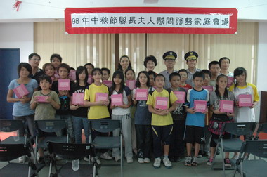 慰問弱勢家庭及訪視課輔學童(圖)