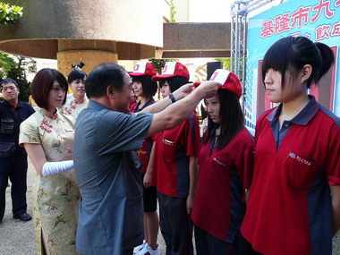 張通榮主持成年禮(圖)