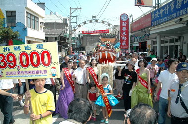 3萬9千公分長米粉遊客驚呼熱鬧滾滾(圖)