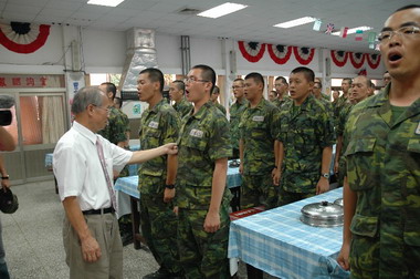 林政則赴關西營區慰問新訓役男(圖)