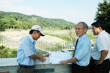林政則下午現勘青草湖重生計畫工程(圖)
