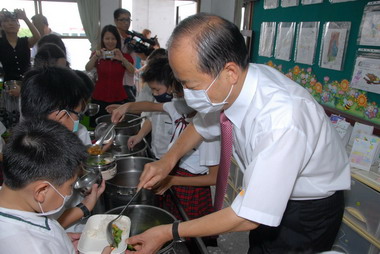 鄭永金視察博愛國小免費營養午餐(圖)