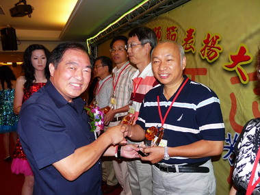 張通榮主持教師節表揚大會(圖)