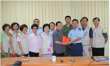 關懷國軍弟兄劉政鴻勞軍贈秋節加菜金(圖)