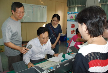 員林國小萬人健檢 卓伯源到場關心(圖)