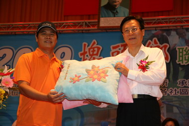 埤頭鄉運開幕陳鄉長贈木棉花枕頭(圖)