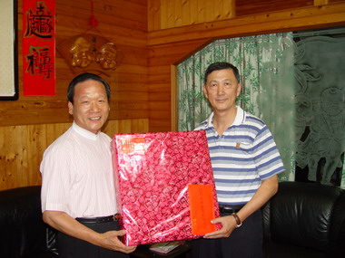 中秋節前訪視退休人員(圖)