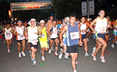 苗栗國際馬拉松賽今清晨開跑(圖)