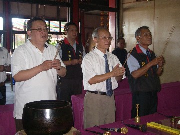 林政則參加宗教祭典祈求風調雨順(圖)
