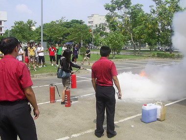 大學新鮮人消防新體驗(圖)