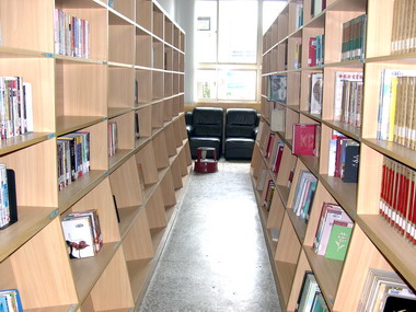 以文圖書館沙發成為睡午覺場所(圖)