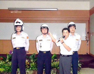 苗栗宣導學童乘坐機車配戴安全帽(圖)