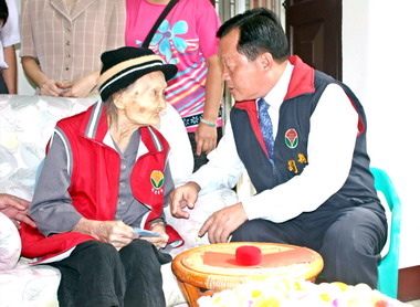 劉政鴻探訪竹南105歲人瑞(圖)