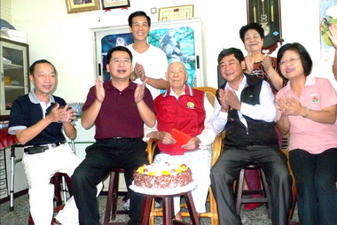 林久翔慰訪新人瑞(圖)