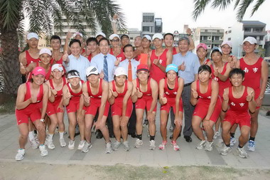 許添財今至划船訓練基地  勉勵代表隊選手(圖)