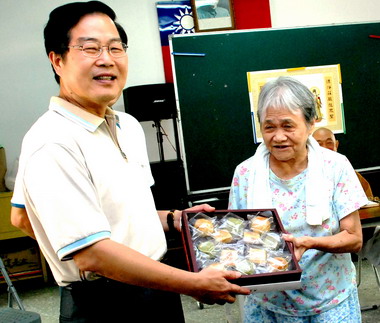 李朝卿探訪社會福利機構院民(圖)