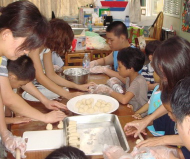 朴子國小折翼天使做月餅(圖)