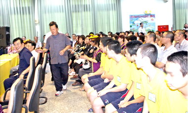 劉政鴻秋節前夕送愛到看守所(圖)