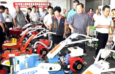 縣府補助公館鄉農會農務機具(圖)