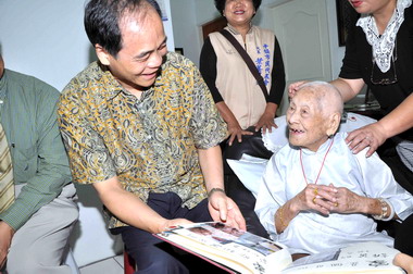 黃敏恭探訪人瑞祝賀重陽佳節愉快(圖)