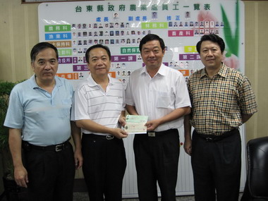 黃啟傳理事長代表公會捐贈30萬元救災(圖)