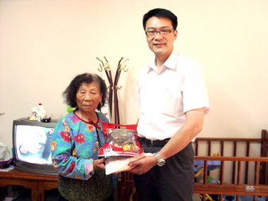 警察志工關懷民眾  中秋佳節傳送溫情(圖)