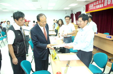 鄭永金至縣選委會關心選務工作(圖)