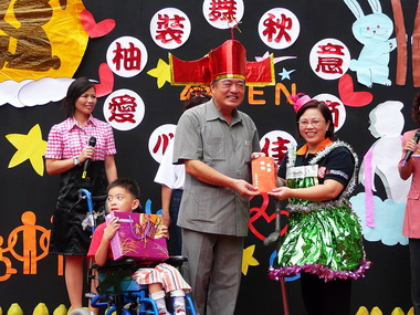 中秋將屆,張通榮提前到身障中心向學員賀節(圖)