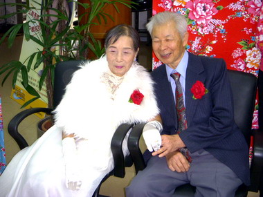 重陽活動開跑劉政鴻奉茶孝敬百歲人瑞(圖)