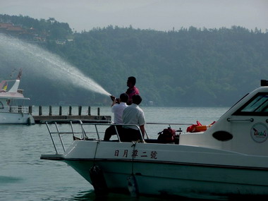 巡邏艇固定放置救災器材進行演練搶救訓練(圖)