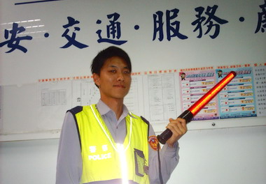 警員落實交通指揮 攙扶老弱過馬路(圖)