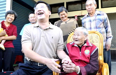 林久翔慰訪百歲人瑞(圖)