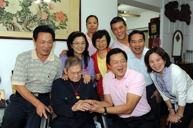 周錫瑋探視百歲人瑞(圖)