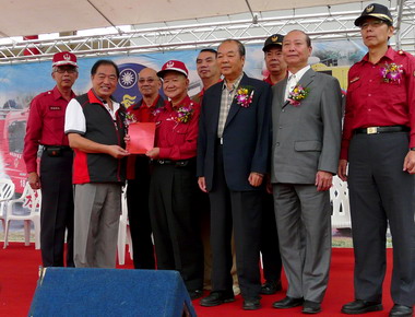 張通榮主持基隆市98年義消總隊年度校閱(圖)