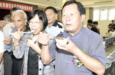 苑裡稻農徐能發獲頒「台灣米王」(圖)