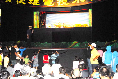 雲林縣長蘇治芬鄉親觀賞黃俊雄布袋戲表演(圖)