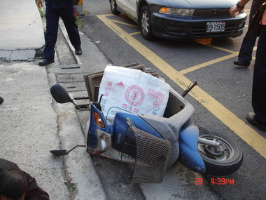 虎尾警當場查獲騎贓車偷水溝蓋竊嫌(圖)