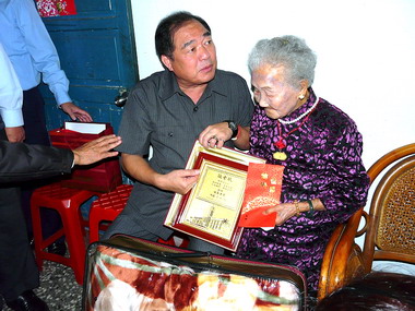 基隆市長張通榮探視百歲人瑞(圖)