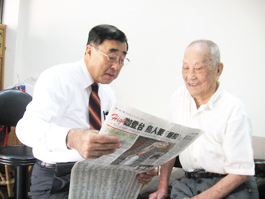總統府秘書長廖了以探訪大里人瑞劉經風(圖)