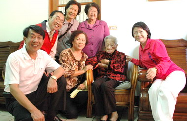 新竹縣副縣長陳興照探視百歲人瑞(圖)