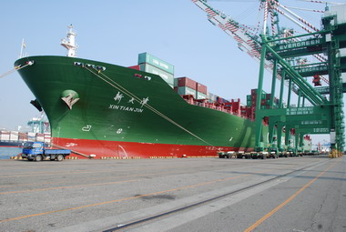 新天津輪  首航高雄港(圖)