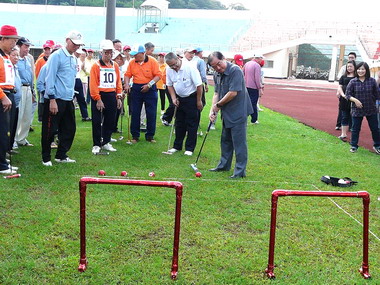 張通榮主持長青槌球賽開球(圖)