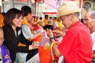 關懷弱勢愛心加溫 地藏庵發放贊普品(圖)