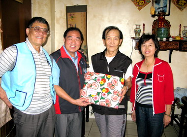 張通榮探視獨居老人(圖)